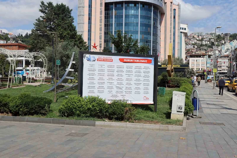 İzmit’in reklam panoları Çınar Akademi’nin gurur tablosuyla süslendi
