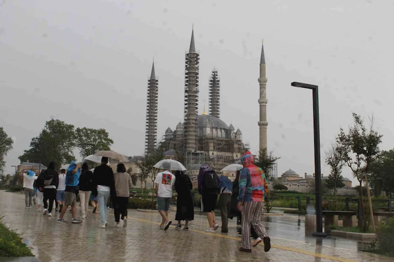 Edirne’de sıcak hava yerini yağmura bıraktı
