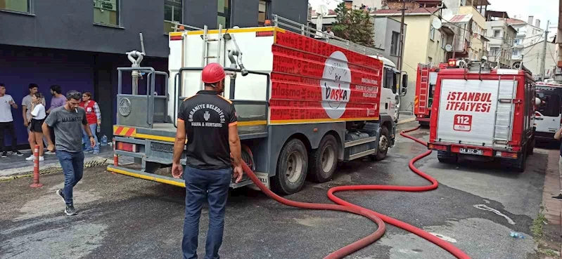 Ümraniye Belediyesi Arama Kurtarma ekipleri Ataşehir’deki iş yeri yangınına müdahale etti