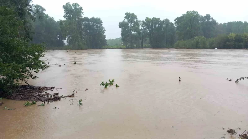 Kırklareli’nde yoğun yağış hayatı felç etti: İki ilçenin yolunda hasar var
