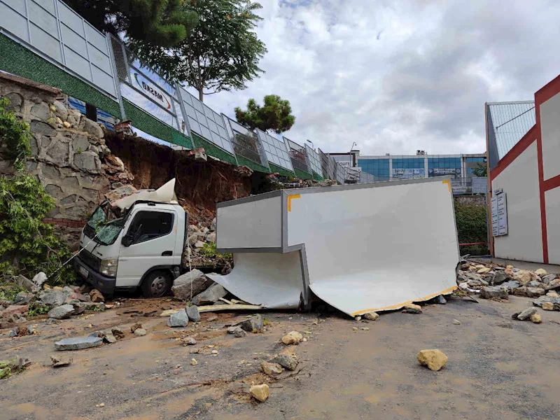 Masko Sanayi Sitesi’nde sel nedeniyle çöken istinat duvarı kamyoneti ikiye böldü