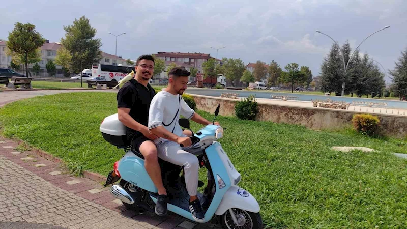 Şakir isimli papağan motosikletle şehir turu atıyor
