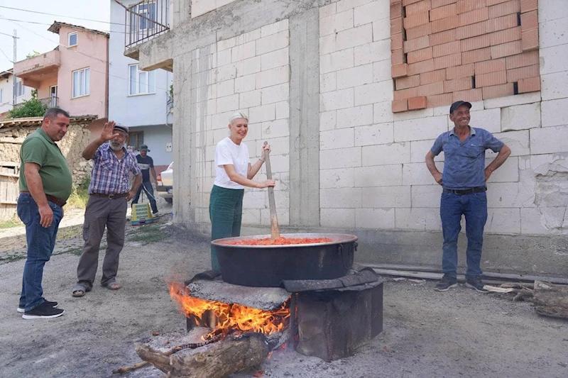 Belediye Başkan V. Melek Mızrak Subaşı, salça kazanının başına geçti