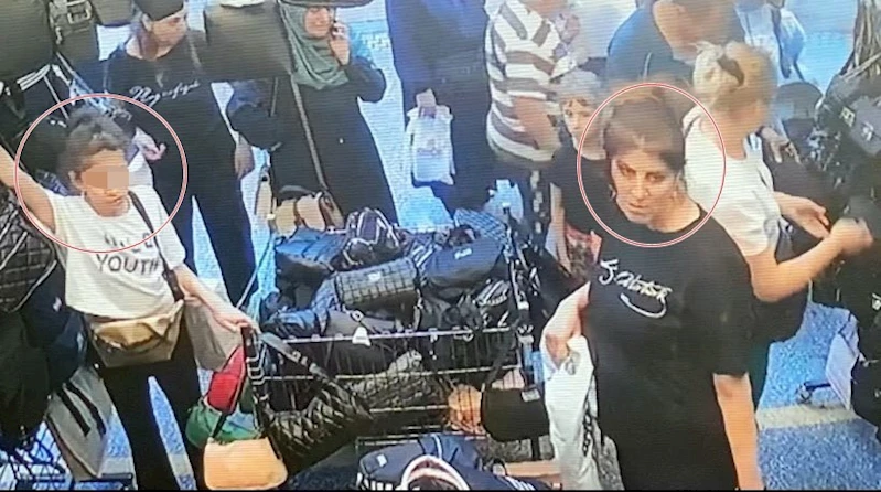 Anne ve küçük kızının organize çanta hırsızlığı kamerada
