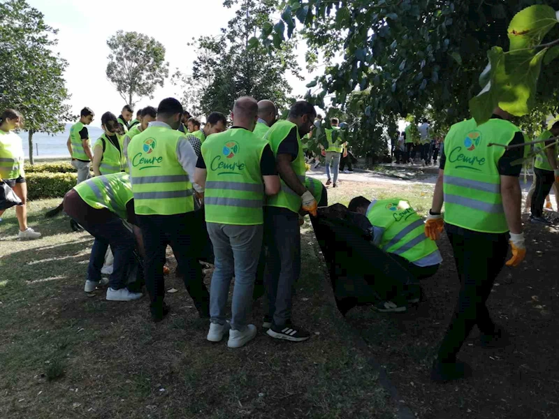 AK Parti İl Gençlik Kolları’ndan Caddebostan’da çevre temizliği
