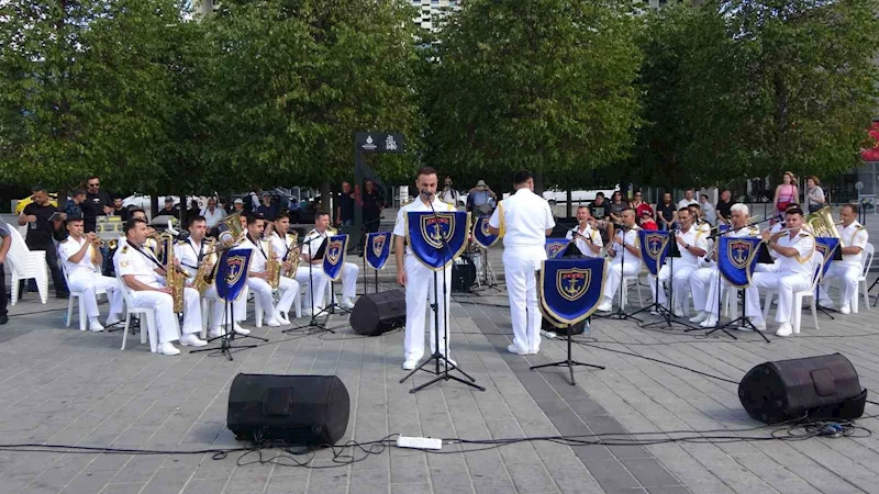 Kuzey Deniz Saha Komutanlığı Bandosu Taksim Meydanı’nda konser verdi
