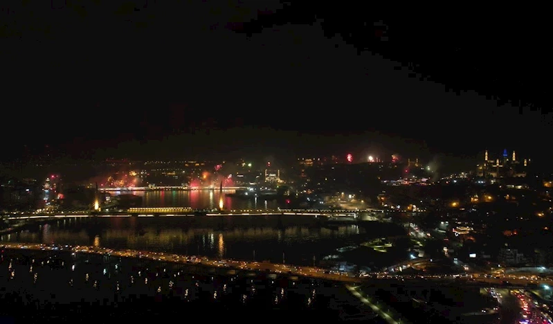 İstanbul Boğazı ve Haliç’te yeni yıl havai fişeklerle kutlandı
