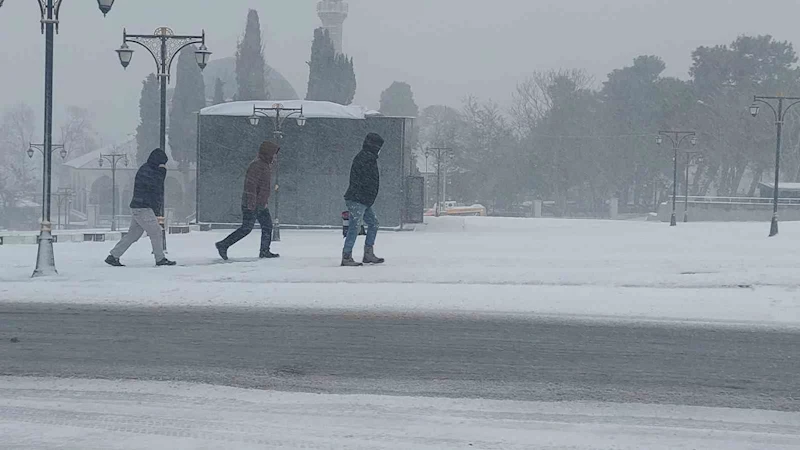 Tekirdağ’da yoğun kar tipiyle sürüyor: Vatandaşlar yürümekte güçlük çekti