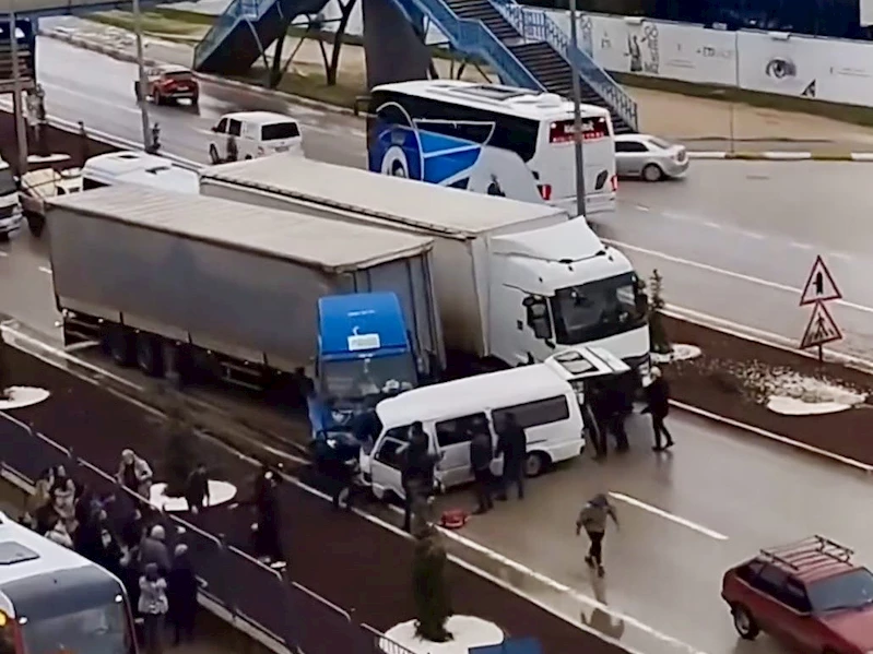 Bandırma’da karşı şeride savrulan minibüs tırla çarpıştı: 1 ölü, 2 yaralı
