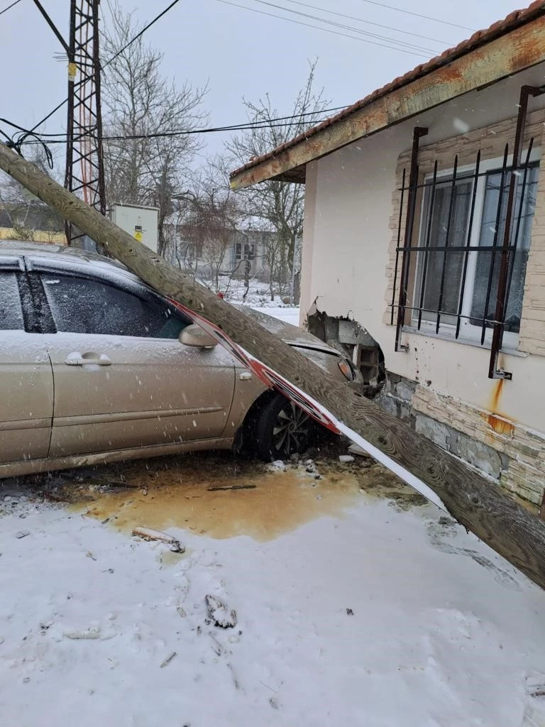 Önce direğe, sonra eve çarptı
