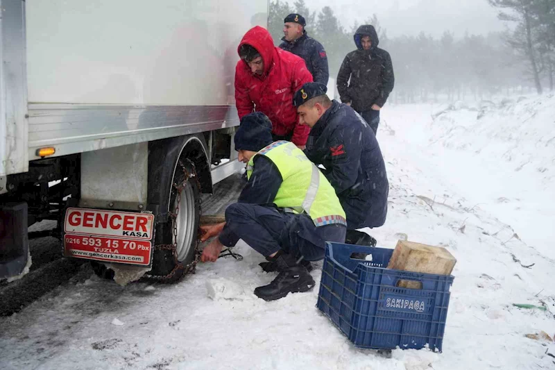 (Özel) Kar yağışı nedeniyle yolda kalan sürücülere jandarma yardım etti
