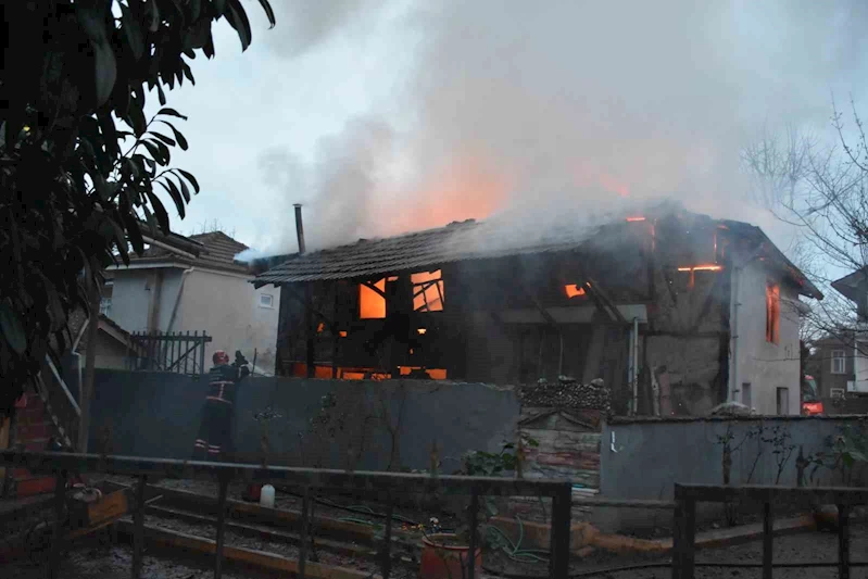 Sakarya’da korkutan yangın: İki katlı ev alev topuna döndü
