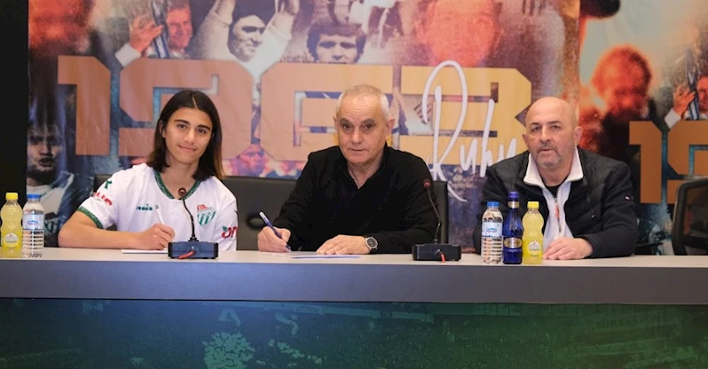 Bursaspor, genç futbolcusu Ahmet Çobanoğlu ile sözleşme imzaladı
