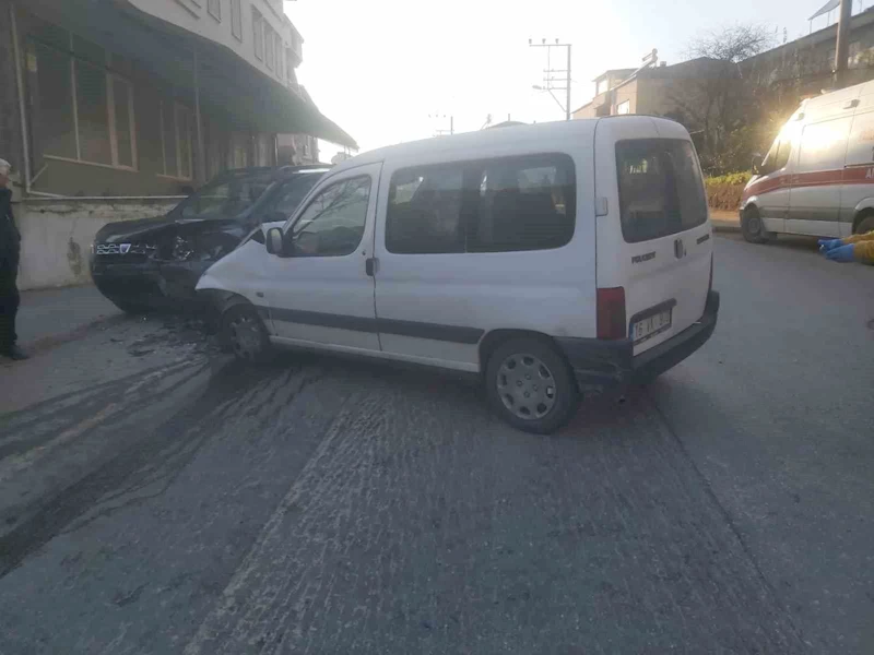 İznik’te otomobiller kafa kafaya çarpıştı: 2 yaralı
