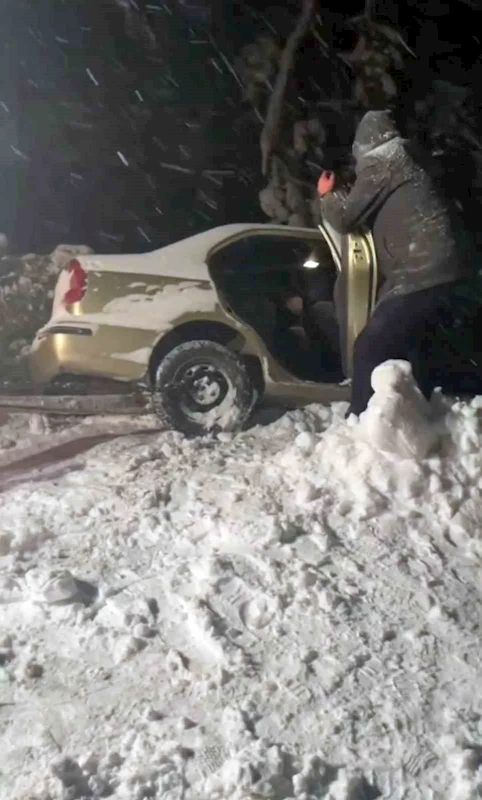 Karla kaplanan yayla yolunda otomobili ile mahsur kaldı
