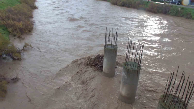 Balıkesir’de sel suları köy yollarına zarar verdi
