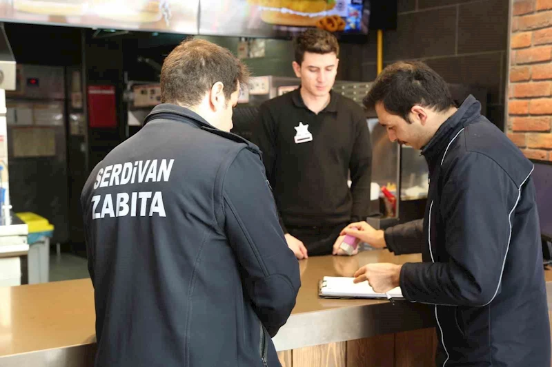 Serdivan’da zabıtadan kafe ve restoranlara fiyat denetimi
