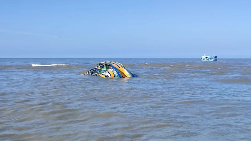 14 metrelik midye teknesi soluğan dalga sebebiyle yan yatarak battı
