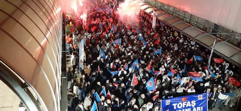 Tofaş’ta zam sevinci sabaha kadar sürdü
