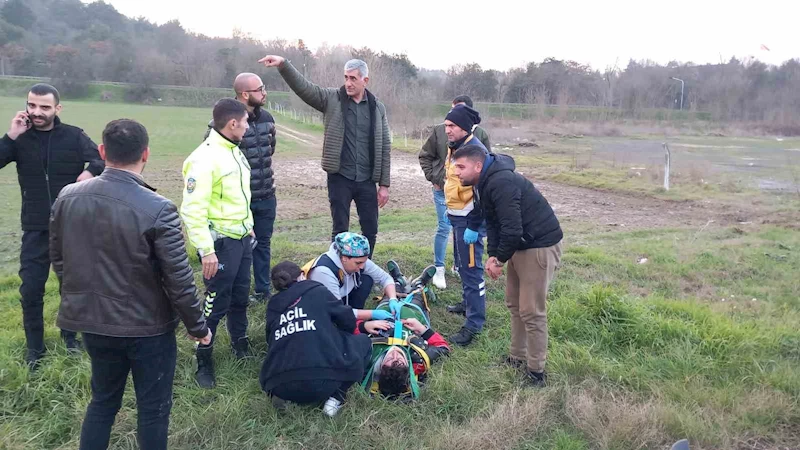 Virajı alamayan motosikletli şarampole yuvarlandı
