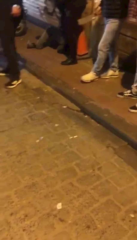 Beyoğlu’nda satırlı “kız arkadaşıma yan baktın” kavgası kamerada: Yanlışlıkla arkadaşının başına sopayla vurup bayılttı
