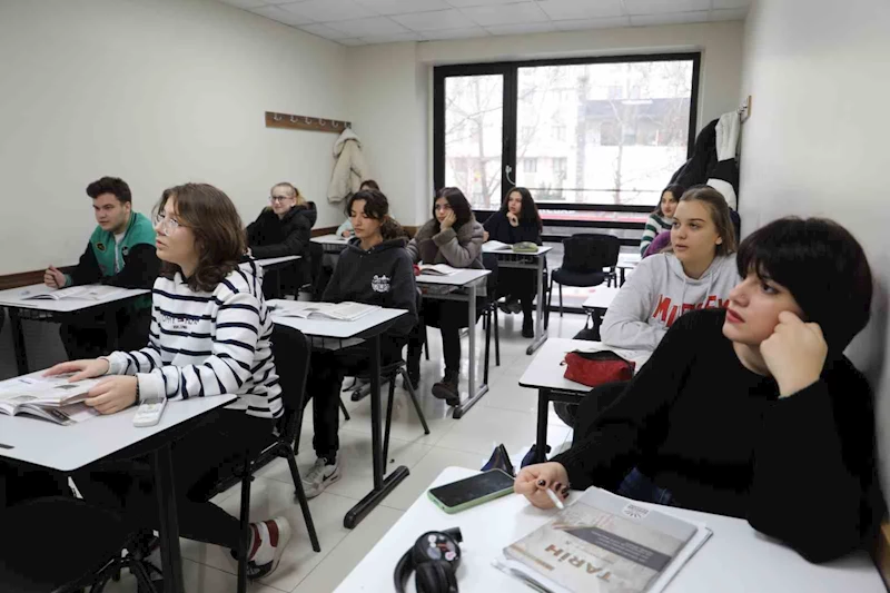 Gençler, Çınar Akademi ile geleceğe hazırlanıyor
