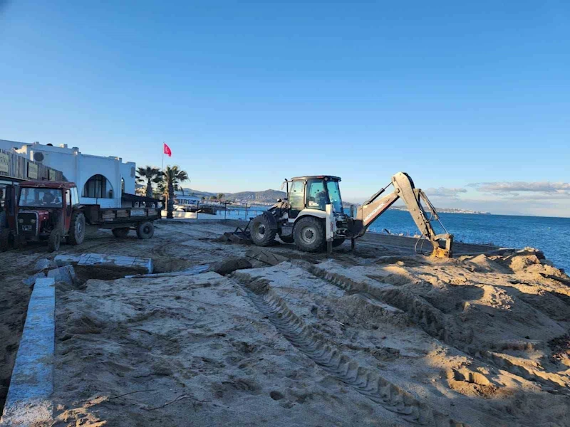 Ören Plajı’nda izinsiz yapılan beton setler yıkıldı

