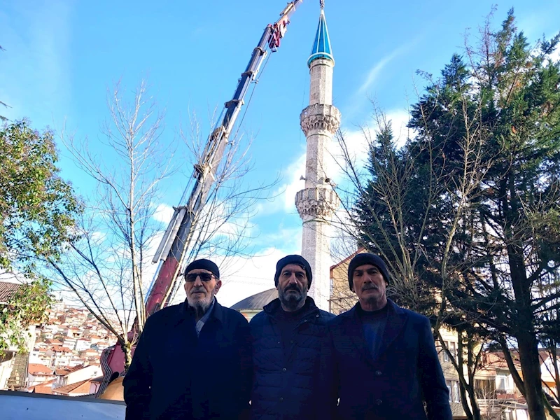 Tehlike oluşturan Elmalık Camii’nin minare külahı yeniledi

