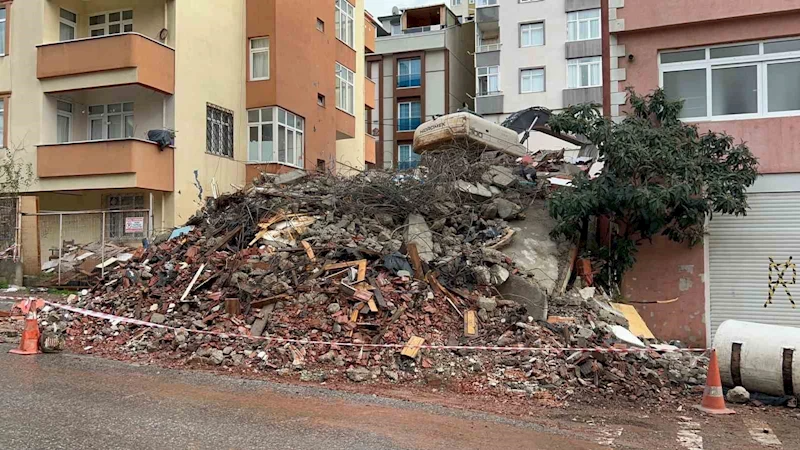 Maltepe’de bina yıkım esnasında caddeye çöktü
