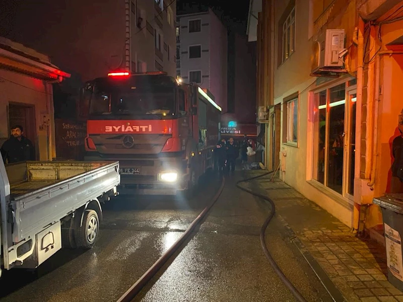 Bursa’da apartmanın çatısı alev alev yandı
