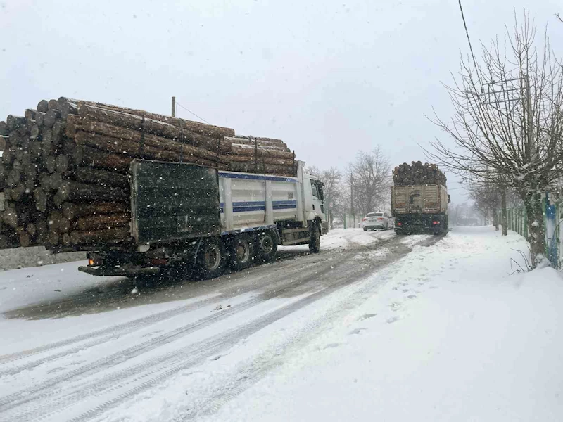 Kırklareli’nde kar sebebiyle araçlar yollarda kaldı
