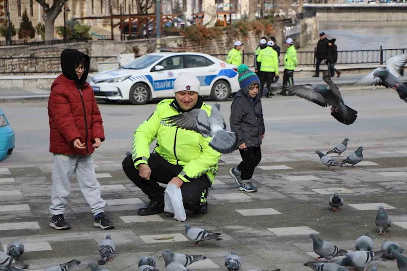Trafik polisi küçük çocukla güvercinleri yemledi, görüntüleri yürekleri ısıttı

