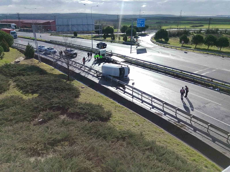 Çorlu - İstanbul kara yolunda panelvan devrildi: 1 ölü
