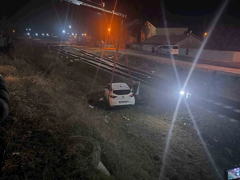 Polisten kaçarken demiryoluna uçtular: Otomobildeki 2 kişiye gözaltı
