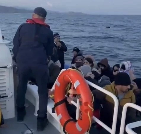 Yunan unsurlarınca ölüme terk edilen 34 kaçak göçmen kurtarıldı
