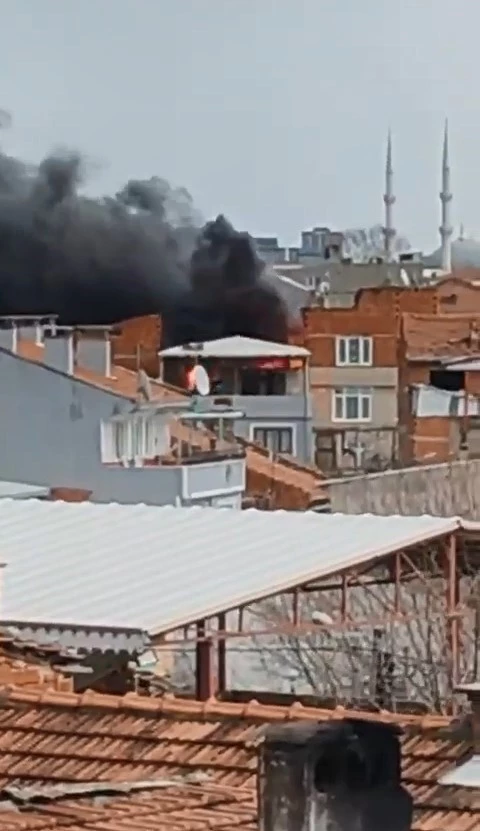 Bursa’da çatı yangını mahalleliyi ayağa kaldırdı
