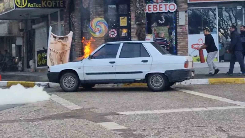 Erdek’te alev alan Tofaş otomobili esnaf söndürdü
