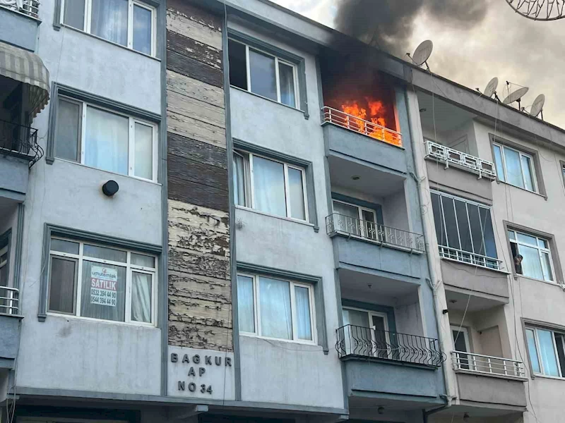 Sakarya’da alev alev yanan evdeki 2 çocuk dumandan etkilendi
