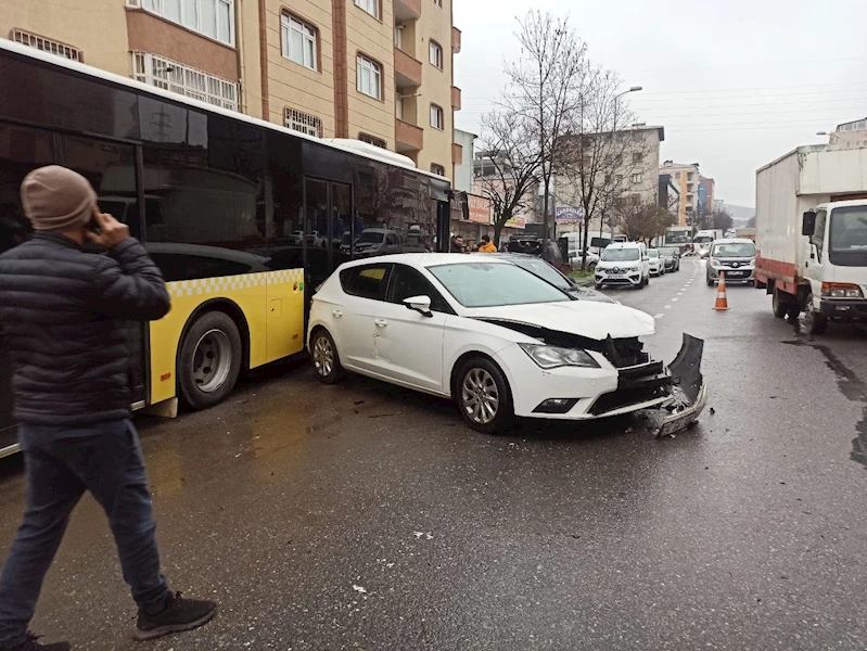 Ataşehir’de İETT otobüsü 4 araca çarptı