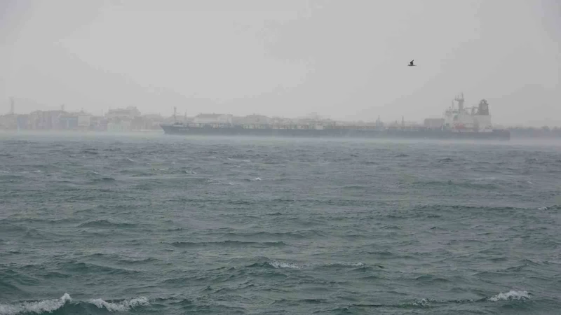 Çanakkale Boğazı kötü hava şartları ve akıntı nedeniyle transit gemi geçişlerine kapatıldı
