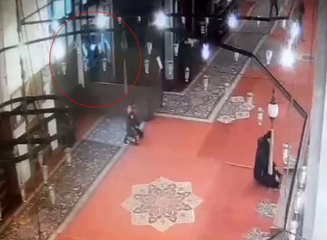 Fatih Camii’ndeki bıçaklı saldırı anı kamerada