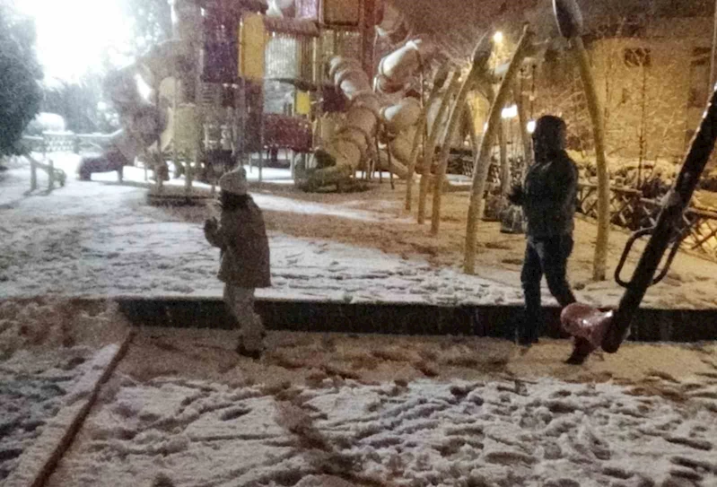 Bozüyük beyaza büründü, çocuklar kartopu oynayarak karın keyfini çıkardı

