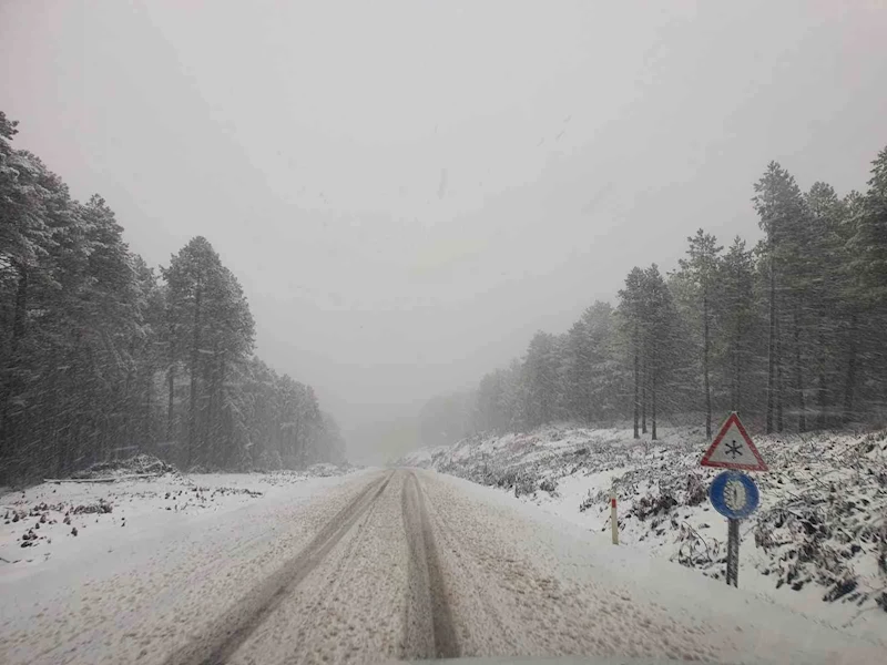 Kar yağışı Kalkım - Edremit Karayolunda ulaşımı güçleştiriyor
