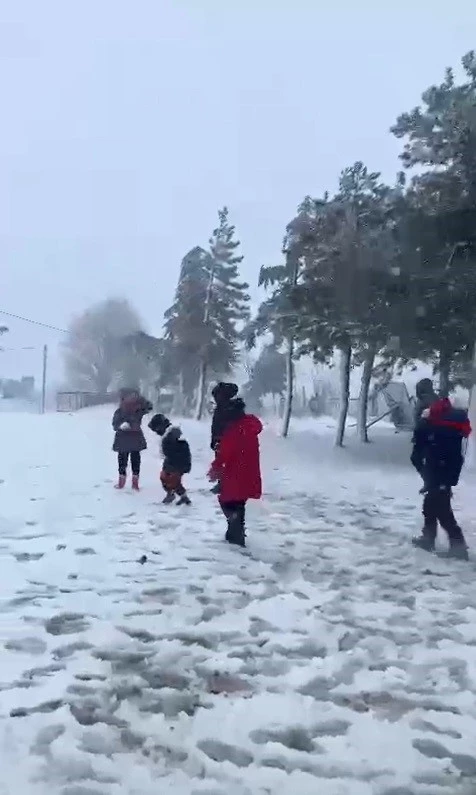 Çanakkale’de öğrencilerin kar sevinci
