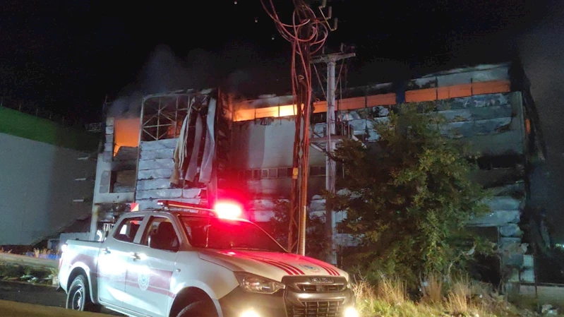 Kozmetik fabrikası hurdalığa dönüştü: Patlama sesleri yükseliyor
