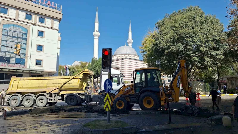 Fatih’te İSKİ’ye ait su borusu patladı: Su metrelerce havaya fışkırdı