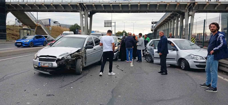 Esenyurt E-5 karayolunda 4 araç zincirleme kazaya karıştı: 1 yaralı
