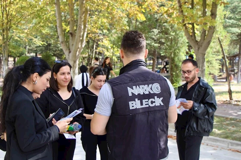 Emniyet ekipleri gençleri bilinçlendiriyor
