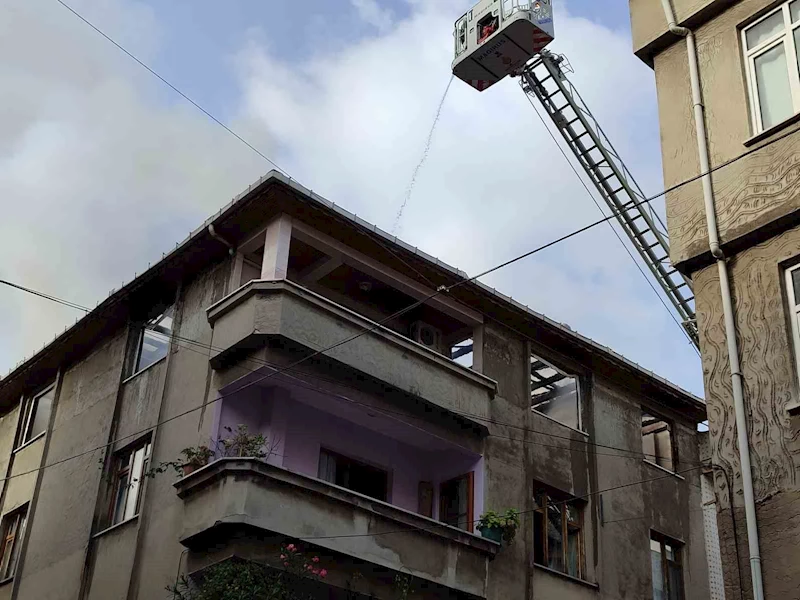 Esenler’de tadilat yapılan çatı alevlere teslim oldu: O anlar kamerada