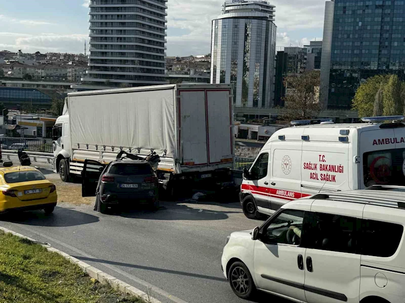 Zeytinburnu’ndaki feci kazada otomobil, park halindeki kamyonete çarptı: 1 ölü
